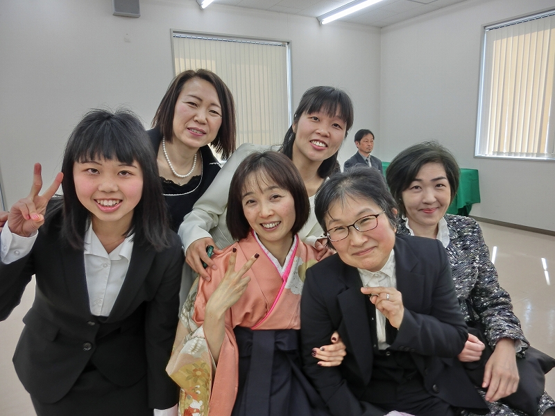 卒業式 記念写真 介護福祉士の資格取得 介護士養成なら 吉川福祉専門学校 埼玉県吉川市