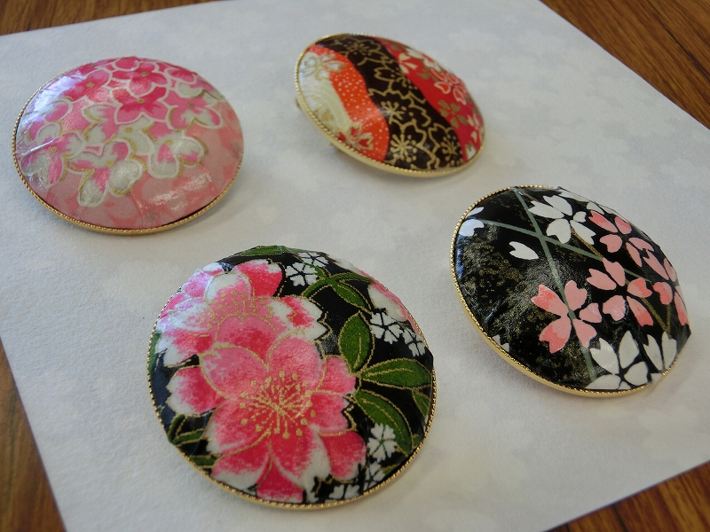 和紙で作るブローチ 課外講座 介護福祉士の資格取得 介護士養成なら 吉川福祉専門学校 埼玉県吉川市